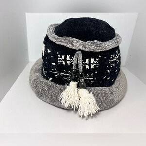 Ouisha,S, 100% viscose Chenille scenery moonlight winter‘s horse, beaded tassel.